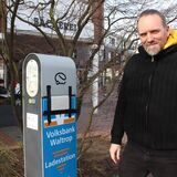 Mirko Ruschmeyer, Geschäftsmann aus Waltrop, steht an einer E-Ladesäule am Herne-Bay-Platz.