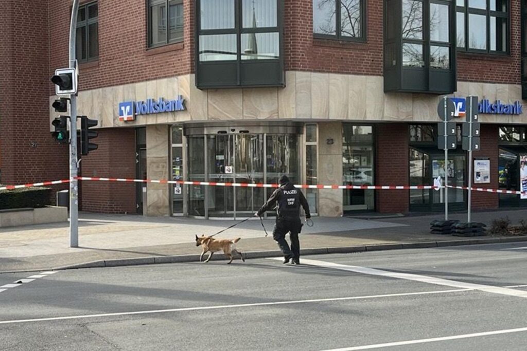 Ein Spürhund soll in der Volksbank prüfen, ob tatsächlich eine Bombe platziert wurde. Ein Spürhund soll in der Volksbank prüfen, ob tatsächlich eine Bombe platziert wurde.