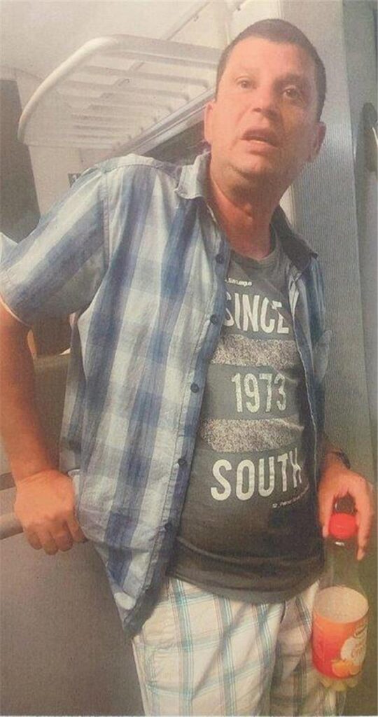Mit diesem Foto fahndet die Bundespolizei nach einem Tatverdächtigen, welcher am 27. August 2022 die Einkaufstasche einer 36-Jährigen in der S-Bahn gestohlen haben soll. Mit diesem Foto fahndet die Bundespolizei nach einem Tatverdächtigen, welcher am 27. August 2022 die Einkaufstasche einer 36-Jährigen in der S-Bahn gestohlen haben soll.