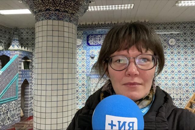 Lydia Heuser ist live vor Ort, wenn das Totengebet für die Erdbebenopfer in der Moschee-Gemeinde auf Schwerin in Castrop-Rauxel gesprochen wird.