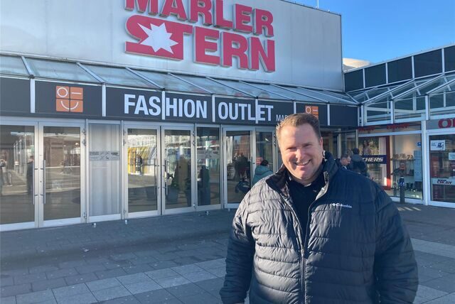 Kristofer Jürgensen steht vor dem Eingang zum Fashion Outlet Marl.