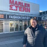 Kristofer Jürgensen steht vor dem Eingang zum Fashion Outlet Marl.