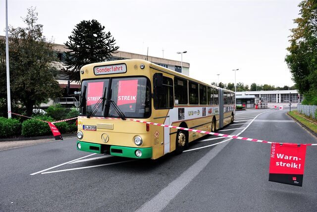 Bus mit Streik-Plakaten von Verdi.