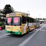 Bus mit Streik-Plakaten von Verdi.