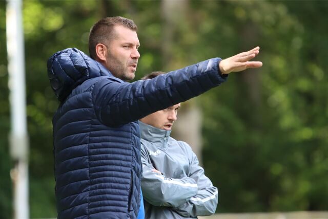 Wegen des personellen Engpasses mussten sich auch die VfB-Trainer Marco Taschke (l.) und Dennis Korte in Hillerheide ein Trikot überziehen.