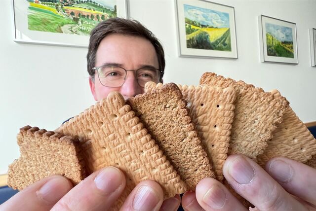 Wer traut sich, eine Karte zu ziehen? Ein „Schwarzer Peter“ ist nicht dabei, aber verschiedene Getreidesorten machen Kekse heutzutage viel interessanter. Papatastisch-Autor Thomas Raulf kann damit nur leider nicht seine Kinder begeistern.