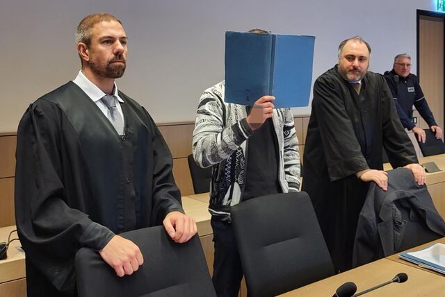 Der Angeklagte (Mitte) zwischen seinen Verteidigern Dr. Patrick Gau (links) und Thorsten Hönnscheidt beim Prozessauftakt am 10. Februar 2023 am Bochumer Landgericht.