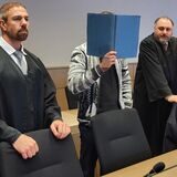 Der Angeklagte (Mitte) zwischen seinen Verteidigern Dr. Patrick Gau (links) und Thorsten Hönnscheidt beim Prozessauftakt am 10. Februar 2023 am Bochumer Landgericht.