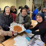 Jagoda Ristic, Schwester Aloysiana und Roswitha Vos kaufen gegen eine Spende Lahmacun, Nejla Kocaman bedient sie.