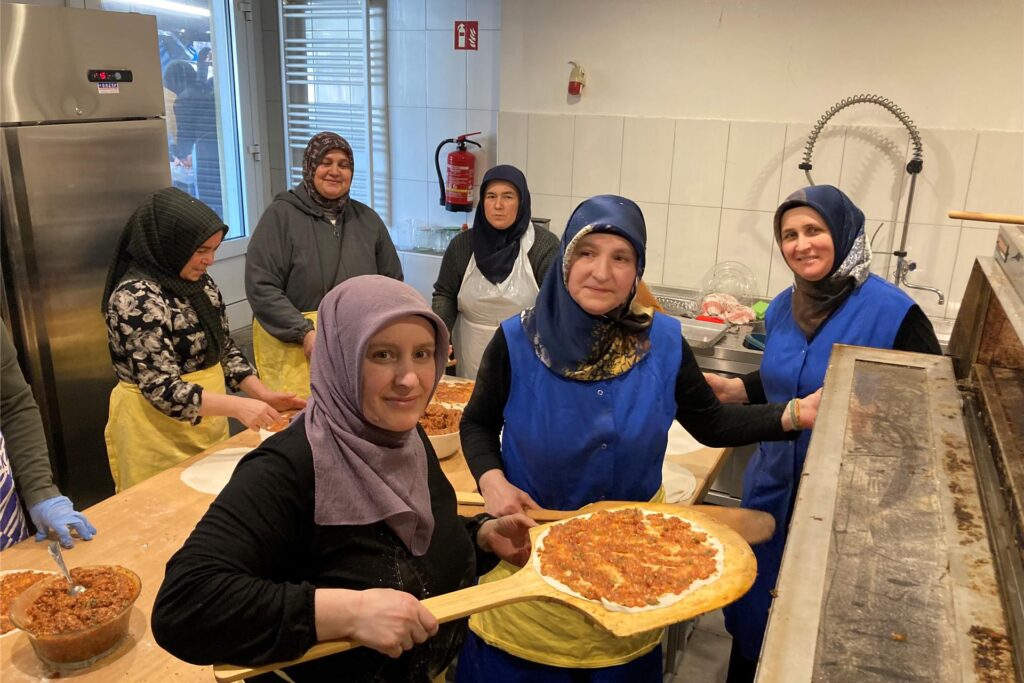 Unermüdlich backen die Frauen in der Fatih-Moschee und belegen den Hefeteig des Fladenbrots mit Hackfleisch und Gewürzen. Unermüdlich backen die Frauen in der Fatih-Moschee und belegen den Hefeteig des Fladenbrots mit Hackfleisch und Gewürzen.