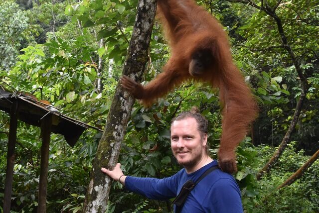 Marcel Stawinoga mit einem Orang Utan