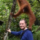 Marcel Stawinoga mit einem Orang Utan