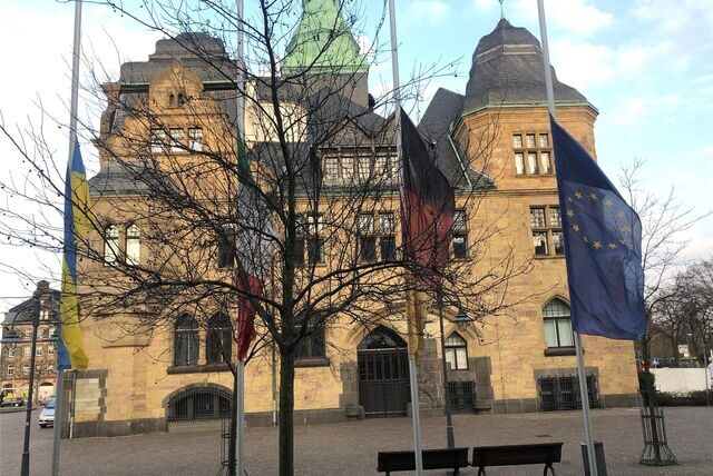 Flagggen vor dem Rathaus in Recklinghausen wehen auf halbmast.