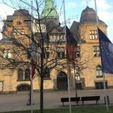 Flagggen vor dem Rathaus in Recklinghausen wehen auf halbmast.