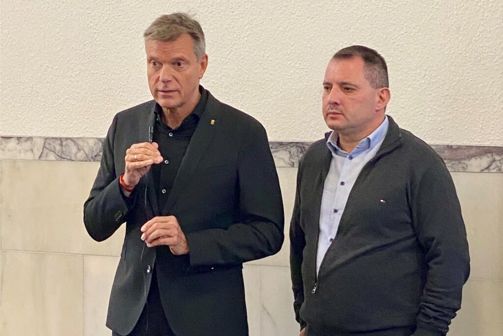 Recklinghausens Bürgermeister Christoph Tesche und der Vorsitzende der Ditib-Moschee in Recklinghausen-König Ludwig, Hayri Yilmaz (r.), stehen in einem Raum.