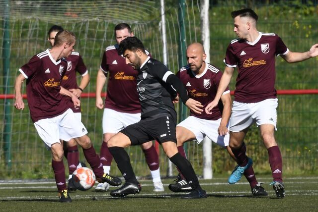 Wichtige Derbys stehen für die SG Victoria/Sportfreunde (rote Trikots) und Eintracht Ickern (dunkle Hosen) am Sonntag, 12. Februar, an.
