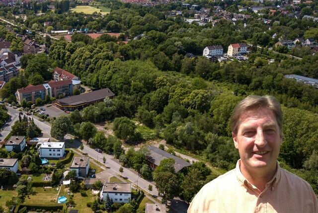Montage zeigt Stefan Benner aus Recklinghausen vor einem Luftbild der Immobilie am Becklemer Weg.