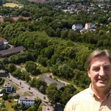 Montage zeigt Stefan Benner aus Recklinghausen vor einem Luftbild der Immobilie am Becklemer Weg.