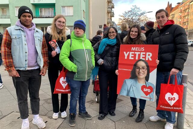 Jusos aus Waltrop und Recklinghausen stehen mit Flyern und SPD-Taschen in Berlin, wo sie beim Wahlkampf mithalfen.