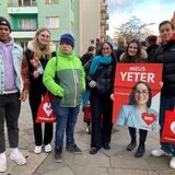Jusos aus Waltrop und Recklinghausen stehen mit Flyern und SPD-Taschen in Berlin, wo sie beim Wahlkampf mithalfen.