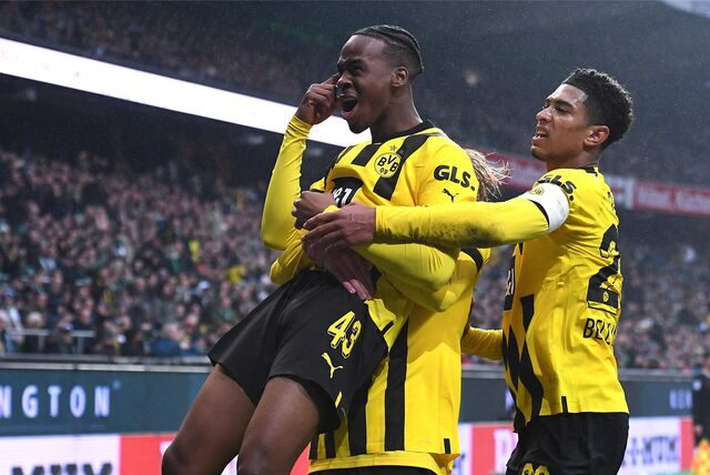 Jamie Bynoe-Gittens bejubelt seinen Treffer gegen Bremen.