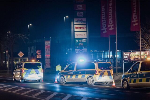 Die Polizei verhinderte am Samstag (11.2.2023) ein Autotreffen auf dem Parkplatz des Westring-Centers in Castrop-Rauxel.