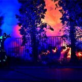 Auch vom Penny-Markt aus bekämpft die Feuerwehr die Flammen.