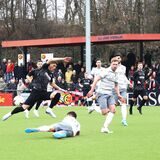 Der nächste harte Zweikampf: Erkenschwicks Nico Pulver stoppt Rödinghausens Angreifer Noah Heim mit einem energischen Tackling. Nils Eisen (r.) muss nicht eingreifen.