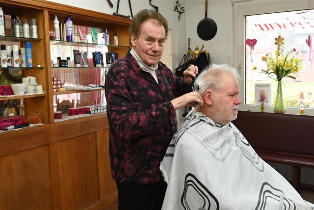 Der Wulfener Friseurmeister Werner Klein-Hitpass schneidet einem Kunden die Haare.