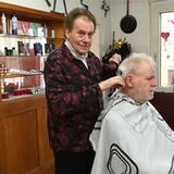 Der Wulfener Friseurmeister Werner Klein-Hitpass schneidet einem Kunden die Haare.