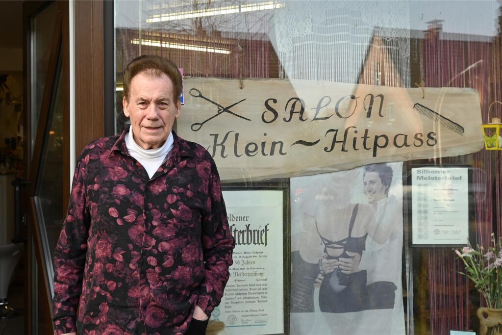 Werner Klein-Hitpass steht vor seinem Salon. Werner Klein-Hitpass steht vor seinem Salon.