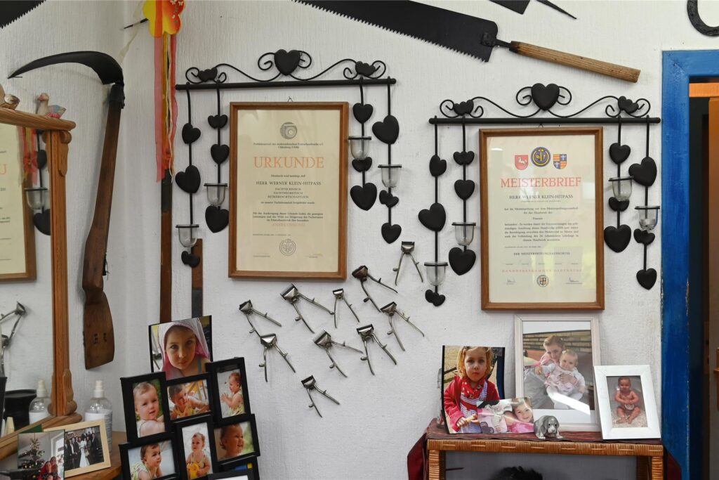 Meisterbrief und Urkunde hängt an der Wand. Meisterbrief und Urkunde hängt an der Wand.