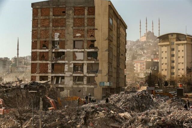 Menschen begraben die Toten in Adiyaman.