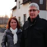 Andrea und Heinz Seifert vor ihrem Haus in Dortmund-Mengede.