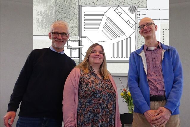 Michael Laage, Denise Bongers und Diakon Thomas Heß. Im Hintergrund sieht man eine Projektion vom Grundriss der Kreuzkirche.