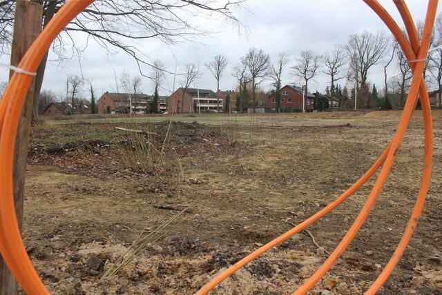 Blick durch eine Kabelrolle auf das Baugebiet Waldstadion in Waltrop.