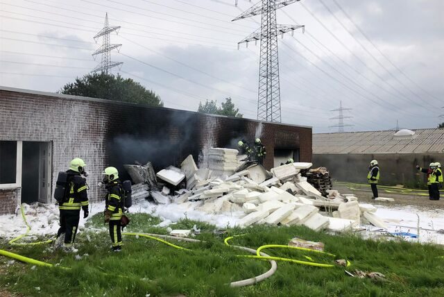 Feuerwehr-Großeinsatz nach der Explosion einer Drogenküche in einer Lagerhalle am Ostring in Westerholt am 17. August 2021.