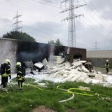 Feuerwehr-Großeinsatz nach der Explosion einer Drogenküche in einer Lagerhalle am Ostring in Westerholt am 17. August 2021.