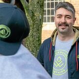 Der Gelsenkirchener Philip Kniza ist Feuerwehrmann mit Leib und Seele. Jetzt hat er ein Modelabel gegründet – mit Unterstützung der Gladbecker Grubenhelden –, das die Kluft der Feuerwehr freizeittauglich machen soll.
