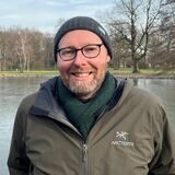 Jan Peter Mohr leitet den Fredenbaumpark in der nördlichen Innenstadt. Seinen Lieblingsplatz in der Anlage hat der 50-Jährige auf dem Steg am kleinen Teich.