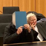 Der Angeklagte neben seinem Anwalt Siegmund Benecken (r).