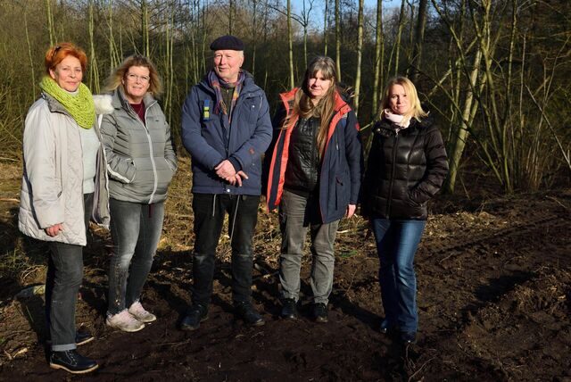 Mitglieder des Nabu und zweier Bürgerinitiativen kritisieren den Rückschnitt am Hochwasserrückhaltebecken in Sickingmühle (v. l.): Ulrike Schieke, Melanie Rolfs, Christian Thieme, Britta Müller und Agnieszka Schößler.