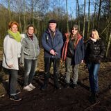 Mitglieder des Nabu und zweier Bürgerinitiativen kritisieren den Rückschnitt am Hochwasserrückhaltebecken in Sickingmühle (v. l.): Ulrike Schieke, Melanie Rolfs, Christian Thieme, Britta Müller und Agnieszka Schößler.