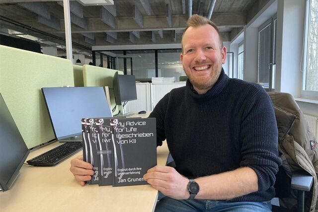 Jan Grunenberg hat ein Buch mit Hilfe von Künstlicher Intelligenz geschrieben.