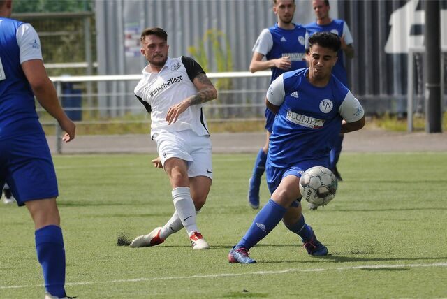 Mit vier Toren im Derby bei der SG Victoria/Sportfreunde stockte Frohlindes Lukas Kothe (l) sein Saison-Konto von drei auf sieben Treffer auf.