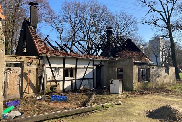 Nach dem Dachstuhlbrand ist ein Haus an der Lippestraße einsturzgefährdet.