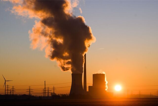 Die Sonne geht hinter dem Kraftwerk Mehrum im Landkreis Peine auf.