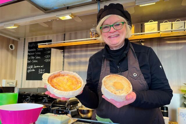 Birgit Lievenbrück in ihrem Kuchenmobil