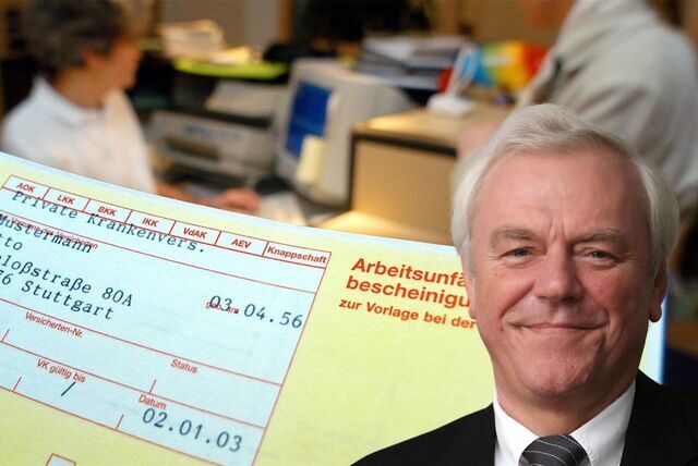 Dr. Werner Seibel, im Hintergrund eine alter „gelber“ Krankenschein