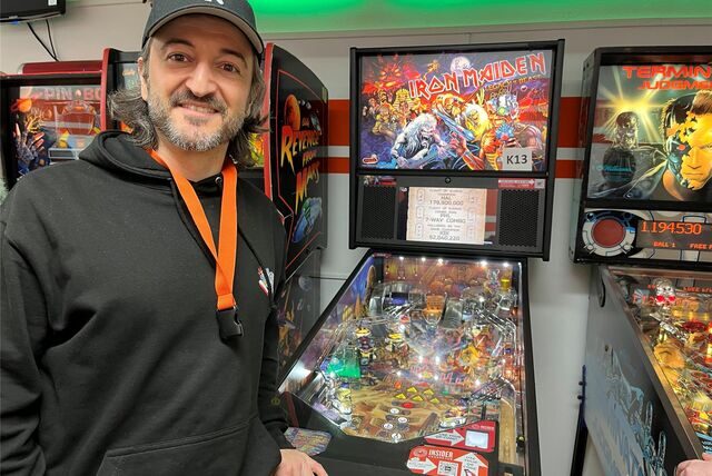 Parviz Ghavami steht vor einem Flipperautomaten.